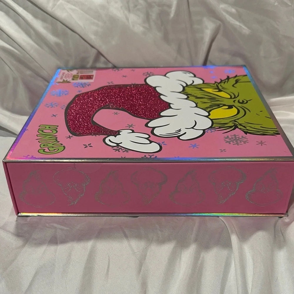 Grinch Eyeshadow and Complexion Palettes and Brush Set.